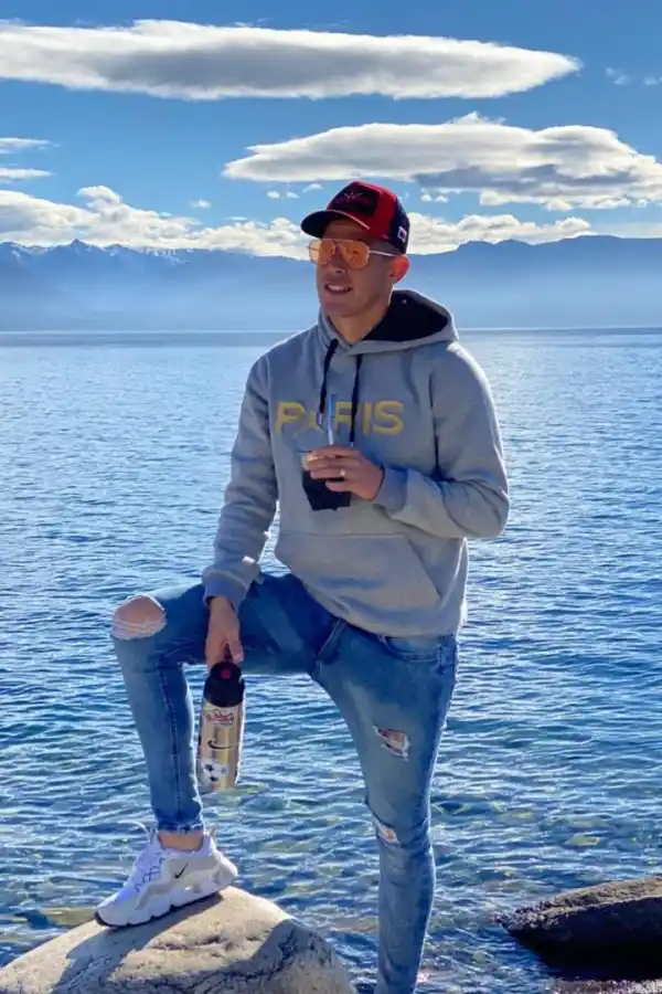 DÍA ESPLÉNDIDO. Heredia y su mate, con el lago Moreno Este, en San Carlos de Bariloche. Allí está con su familia.