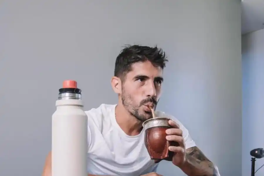 PONIÉNDOSE AL DÍA. Lotti aprovecha los días libres para hacer asados en Buenos Aires con sus amigos. 