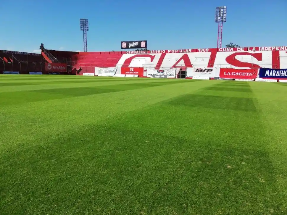 PAREJO Y CON EL CÉSPED BIEN CORTO. Ese fue el pedido que De Muner le hizo a los encargados de mantener el campo. 