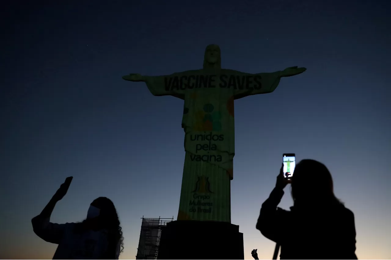 Río de Janeiro iluminó el Cristo Redentor para pedir acceso igualitario a las vacunas