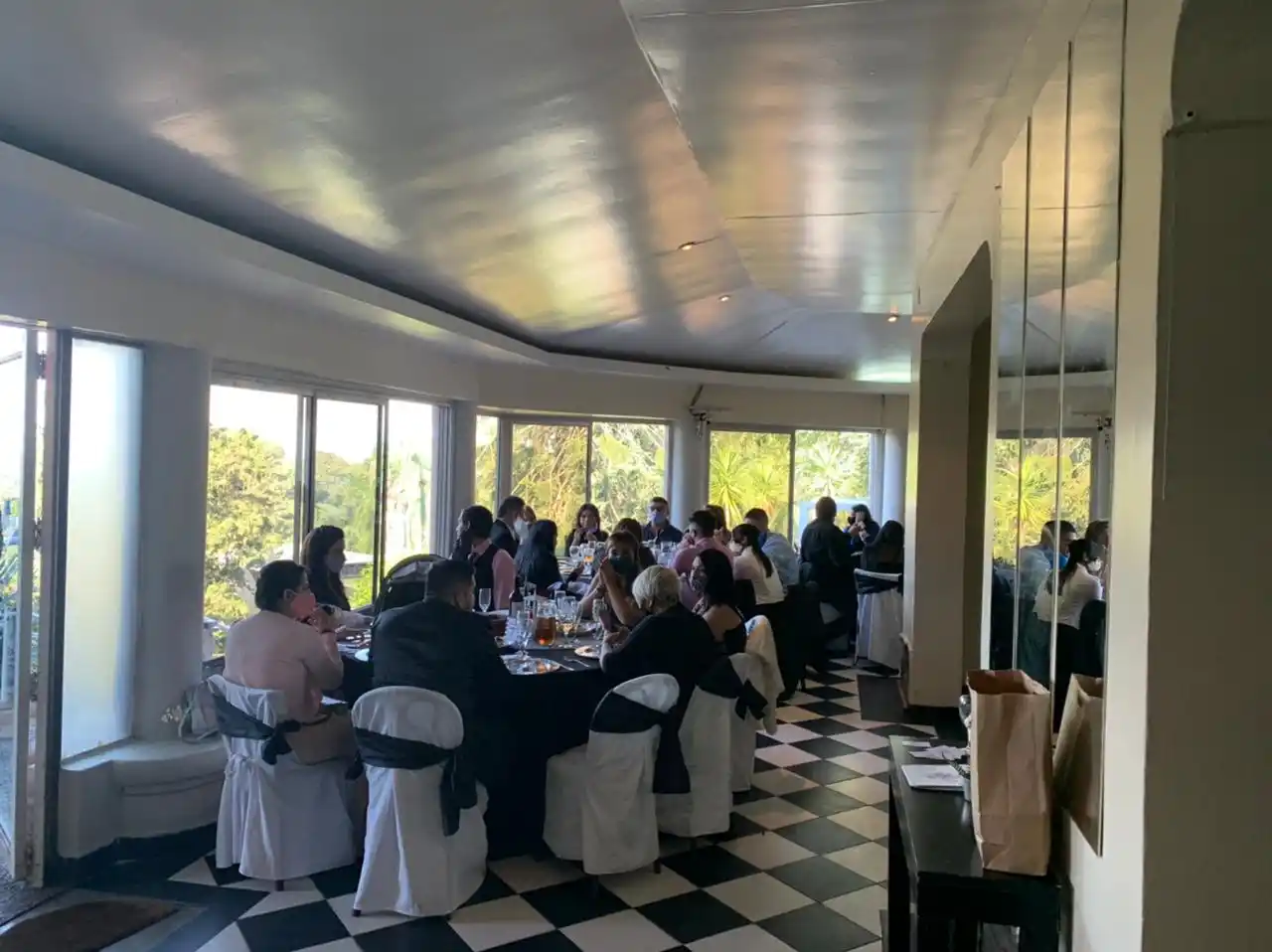 Habrá más controles en los salones de fiesta y en las canchas de fútbol por no cumplir con las restricciones