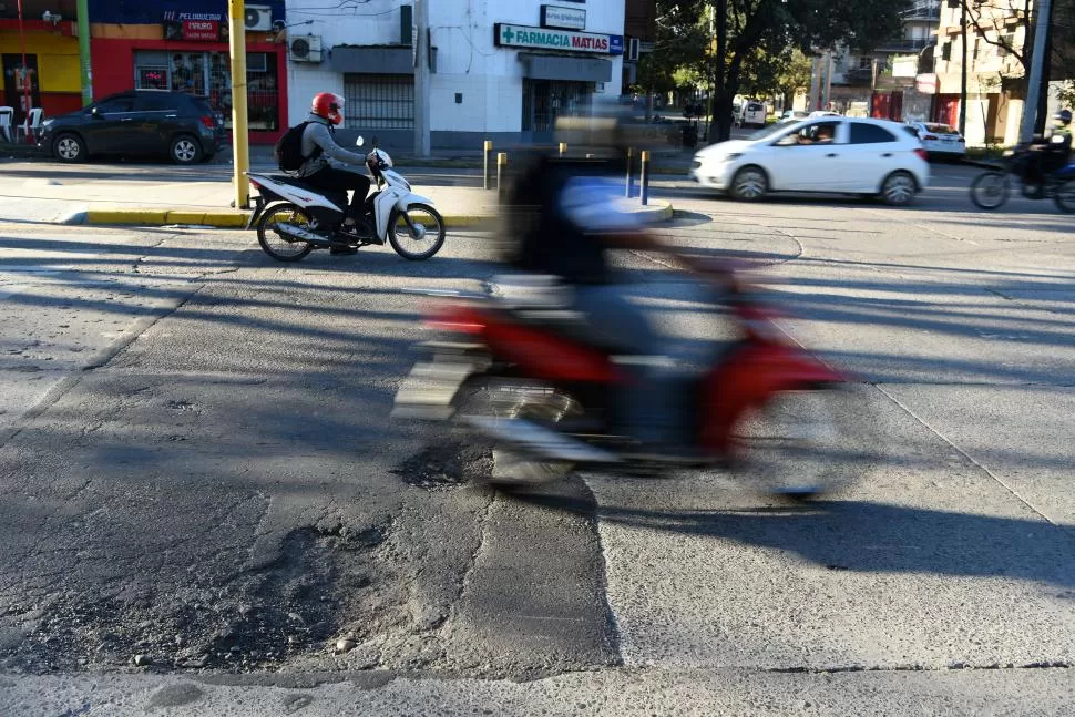 VIEJO CONOCIDO. Quienes recorren la avenida Kirchner tienen bien identificado un “histórico” bache en el cruce con calle Pellegrini. 