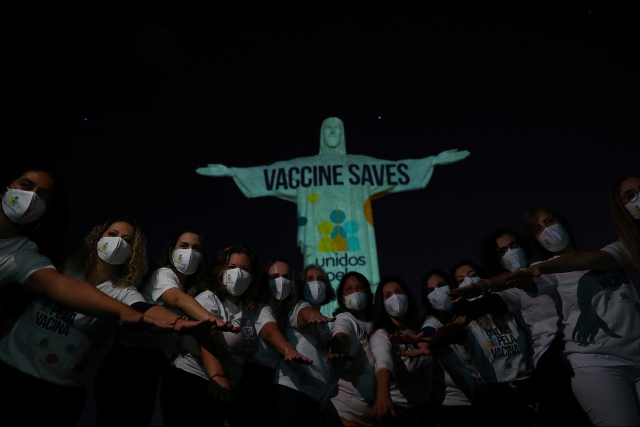 Río de Janeiro iluminó el Cristo Redentor para pedir acceso igualitario a las vacunas