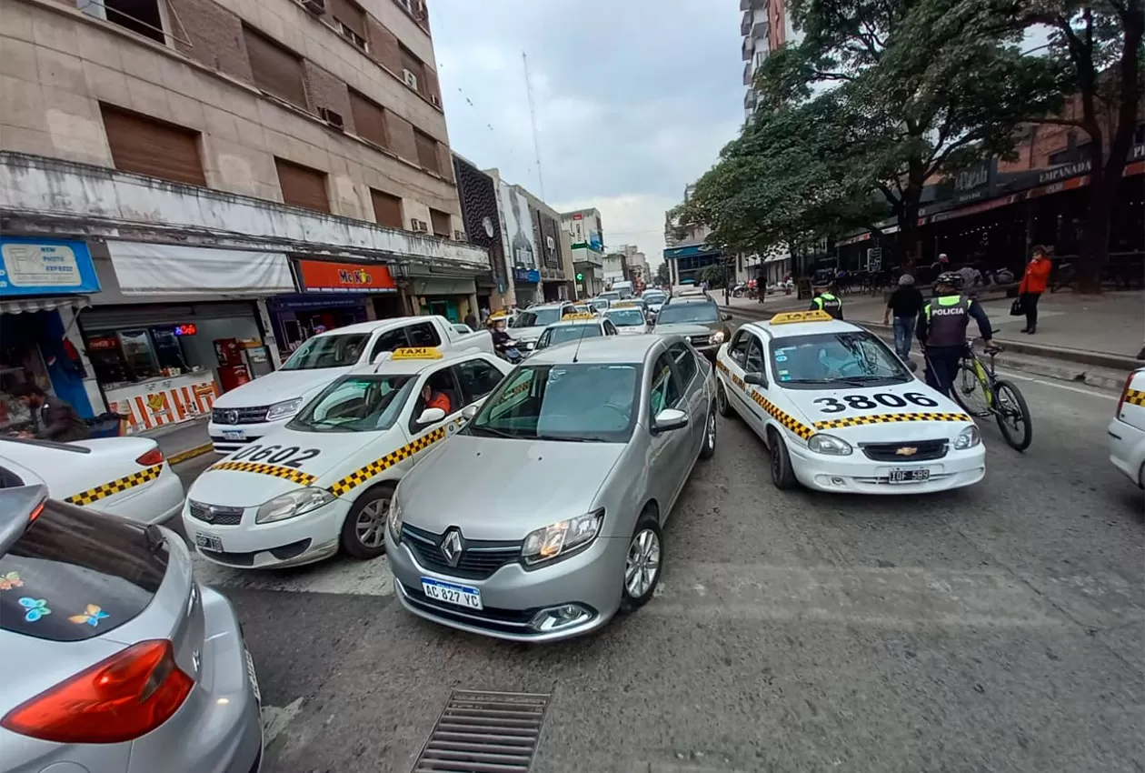 Protestas, cortes de calles y caos vehicular en el centro tucumano
