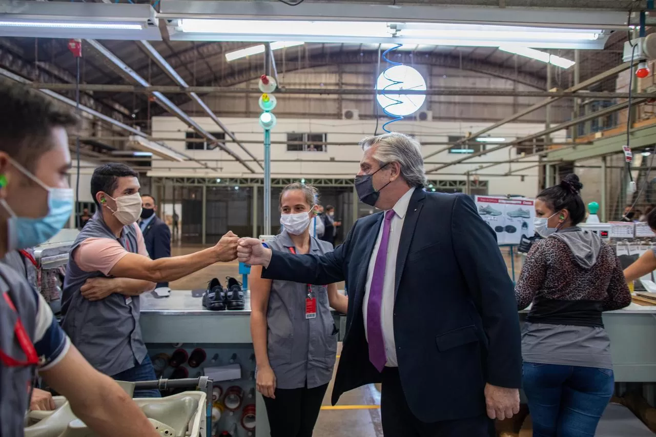 El Presidente, en su visita a la fábrica de Misiones. 