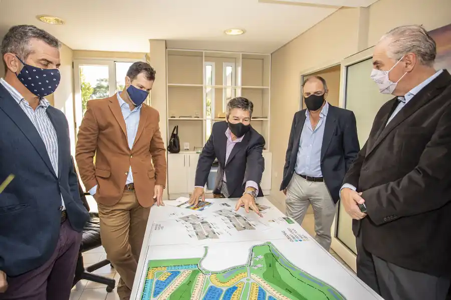 De izquierda a derecha: Arq. Eduardo Grinblat (Atrio Arquitectura), Lic. Juan Manuel Cossio -h- (BCG Consulting), Arq. Pedro Macchi (Atrio Arquitectura), Arq. Guillermo Sobrino (Atrio Arquitectura) y  Arq. Daniel Lucci (Grupo Lucci)