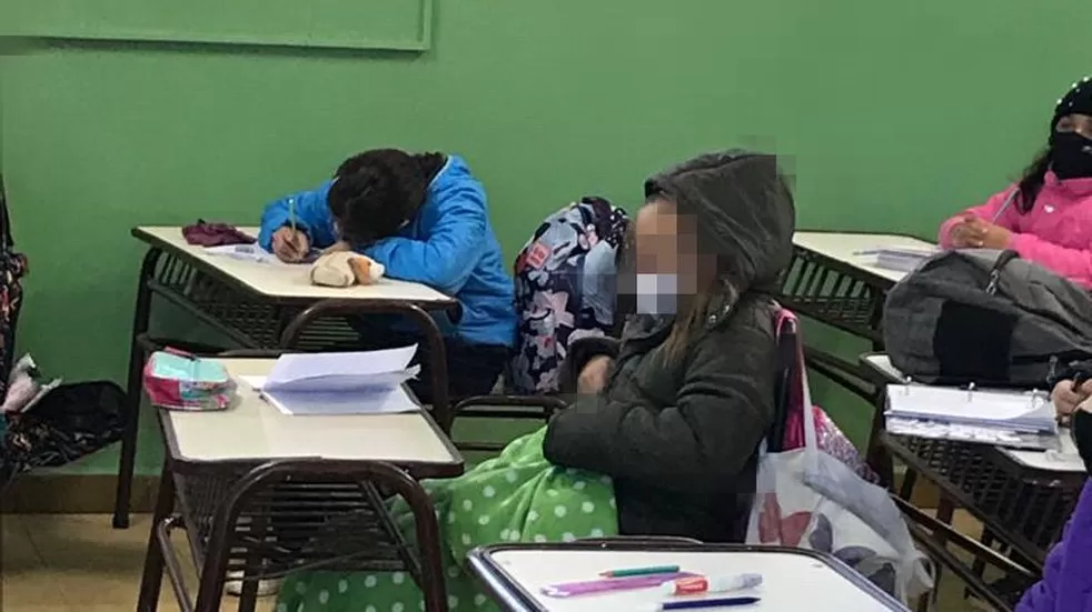 NUEVA NORMALIDAD. A causa de la ventilación en las aulas, el frío se convirtió en otro desafío para los estudiantes. ARCHIVO LA GACETA  