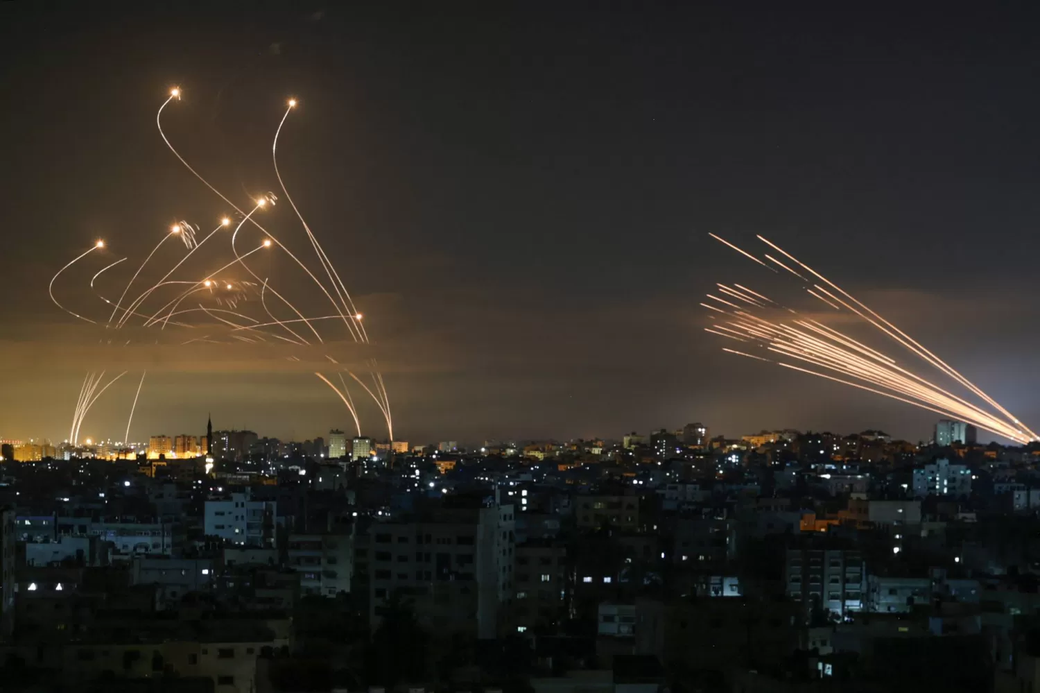 LA CÚPULA DE HIERRO EN ISRAEL. Misiles palestinos son interceptados por el sistema israelí. Foto de Anas Baba para  la agencia AFP