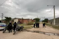 Videos: así fue el ataque a los policías durante un velorio en el barrio Néstor Kirchner