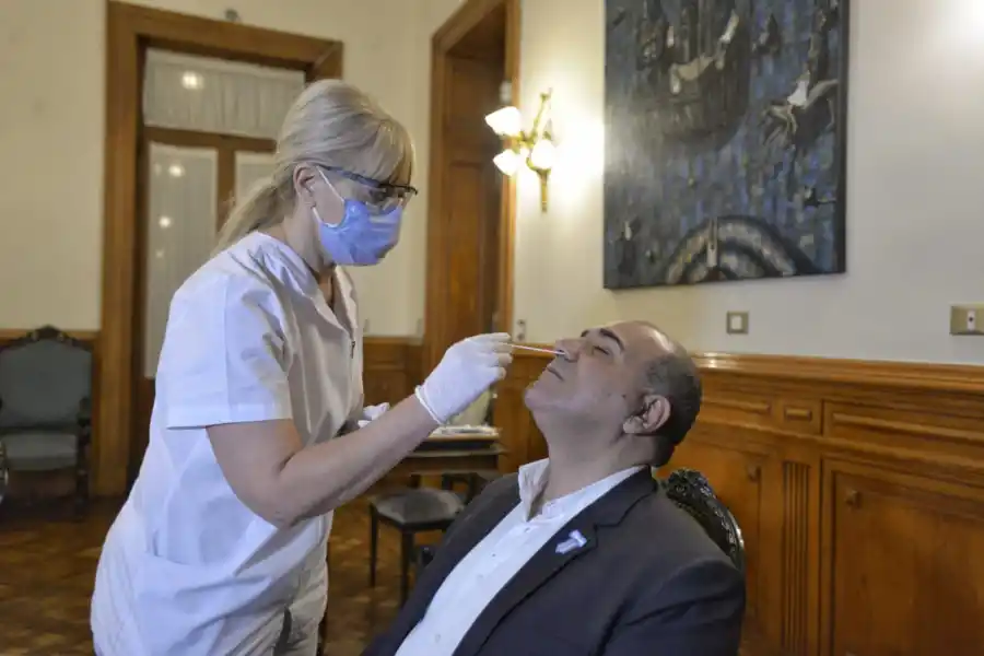 TESTEO. El gobernador Manzur se hisopó.