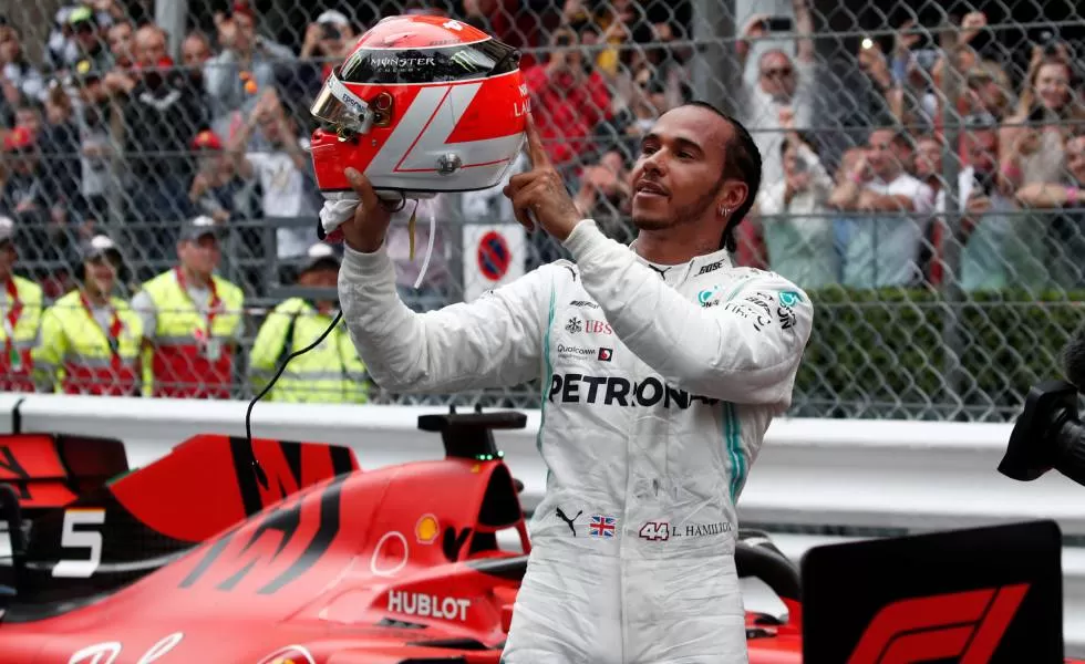 BUENOS RECUERDOS. Lewis Hamilton levantando el trofeo, e el último Gran Premio de Mónaco que se corrió, en 2019. 