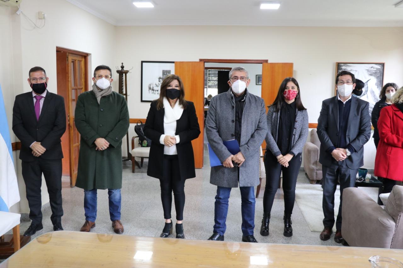 AUTORIDADES. Tras la firma del convenio por la Ley Micaela.