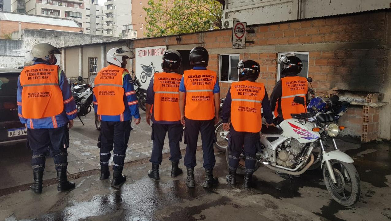 CAMPAÑA DE PREVENCIÓN Y HOMENAJE. Los agentes de Tránsito de la capital vestirán chalecos con leyendas alusivas a la covid-19.