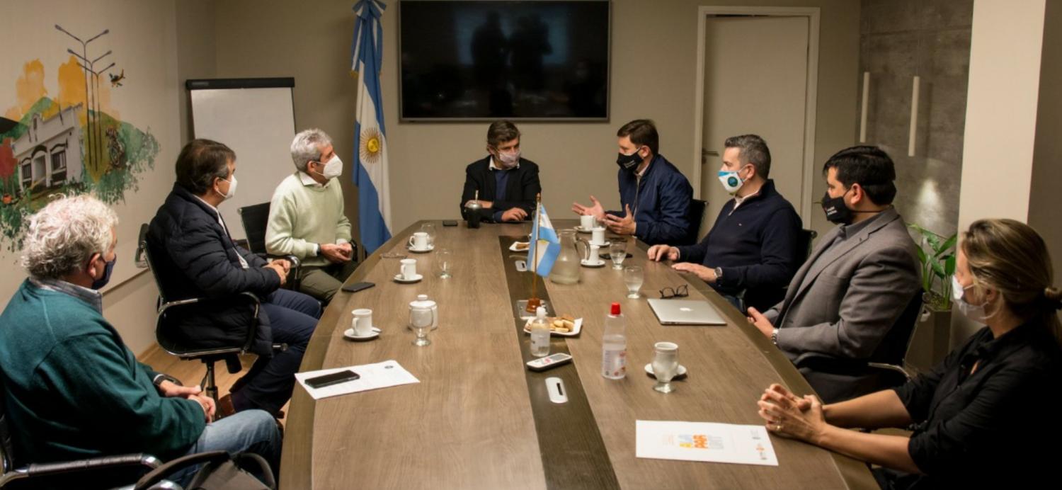 EN REUNIÓN. Mariano Campero recibió a los representantes del sector gastronómico. Foto de Prensa Municipalidad de YB
