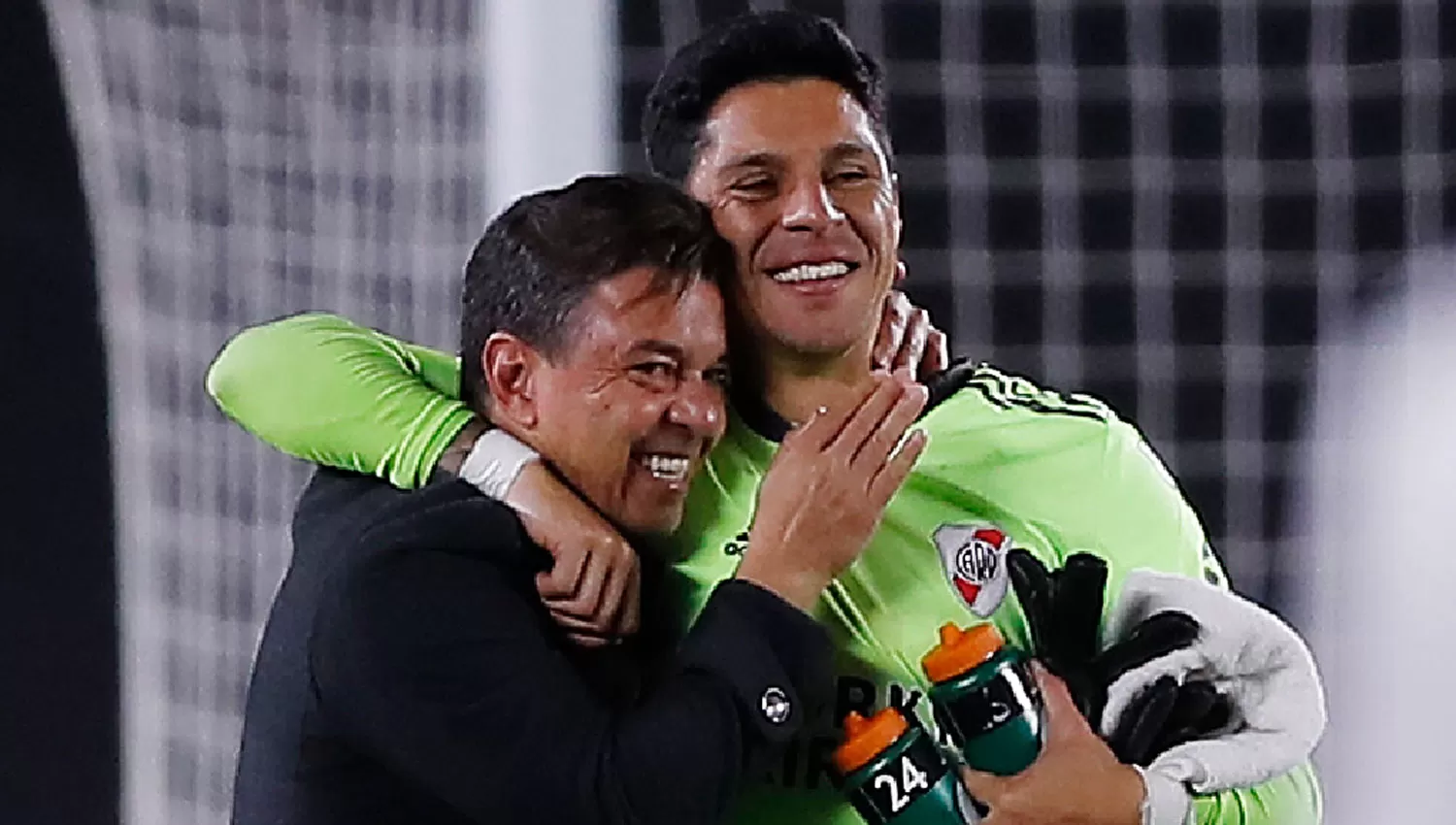 FELICES. Gallardo felicitó a Pérez al final del partido, después de la victoria de River sobre Independiente SF.