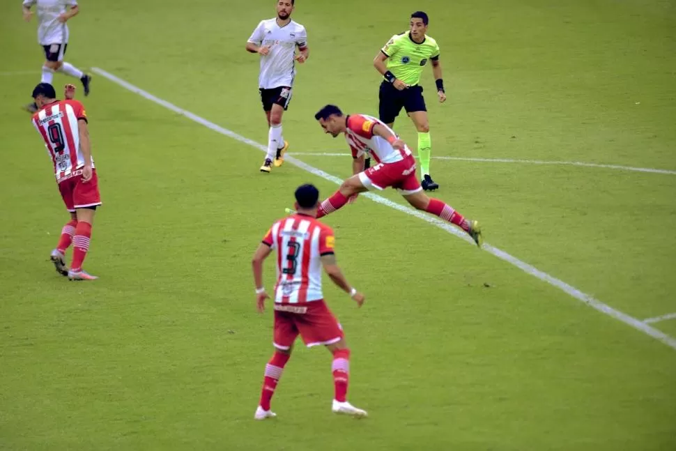 VOLEA. Ballini tomó la pelota de lleno y la puso junto al palo. 