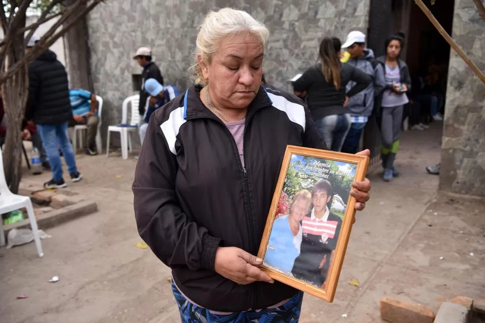 DOLOR. Griselda del Valle Molina sostiene que su sobrino Franco Molina no estaba armado cuando otro joven le quitó la vida de un disparo.   