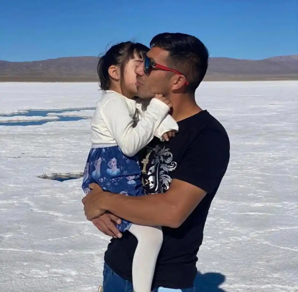 MUCHO CARIÑO. Acosta le da un beso a su hija Olivia, la menor de la familia.