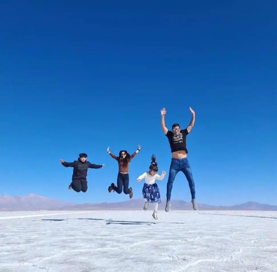 SALTO. “Bebé”, su esposa y sus hijos, se elevan por el aire mientras son retratados.