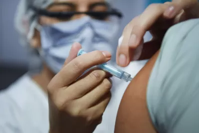 Salud planea vacunar a los adultos de entre 45 y 50 años en las próximas semanas