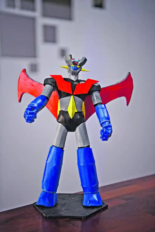 MINI BOMBERO. El chaleco, hacha y mochila del personaje (hechos con madera y tela) se quitan.