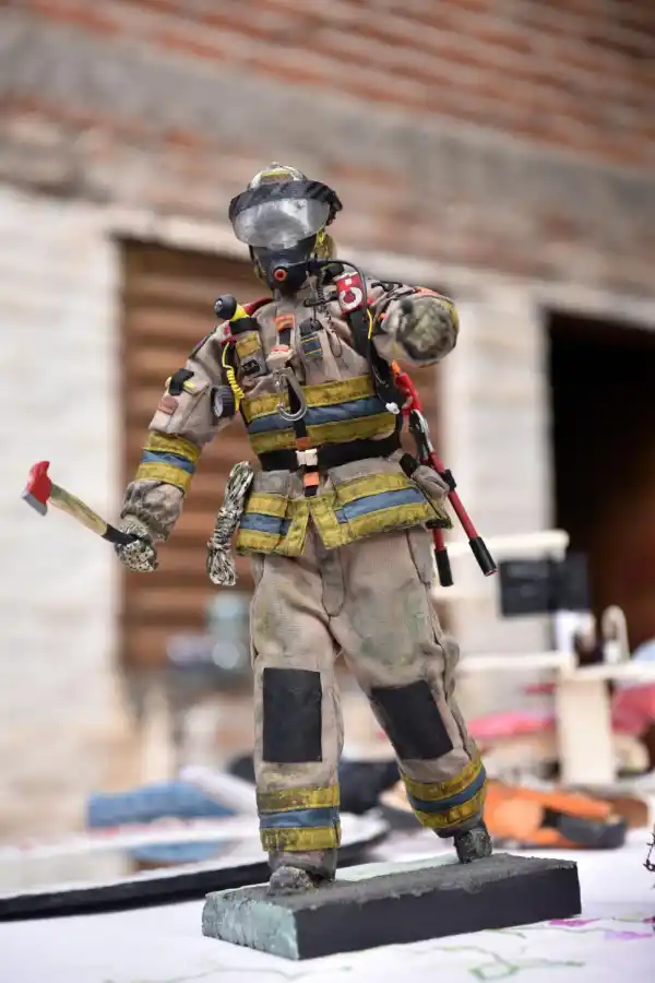 EN 3D. Nicolás Viñarta usó plástico, aserrín, azulejos, palitos de chupetines y encendedores para esta obra.