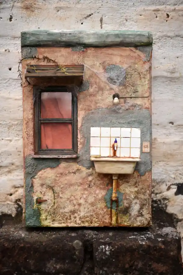 MOTO A ESCALA. Fue hecha con tubos de madera, electrónicos viejos y paquetes de cigarrillos.