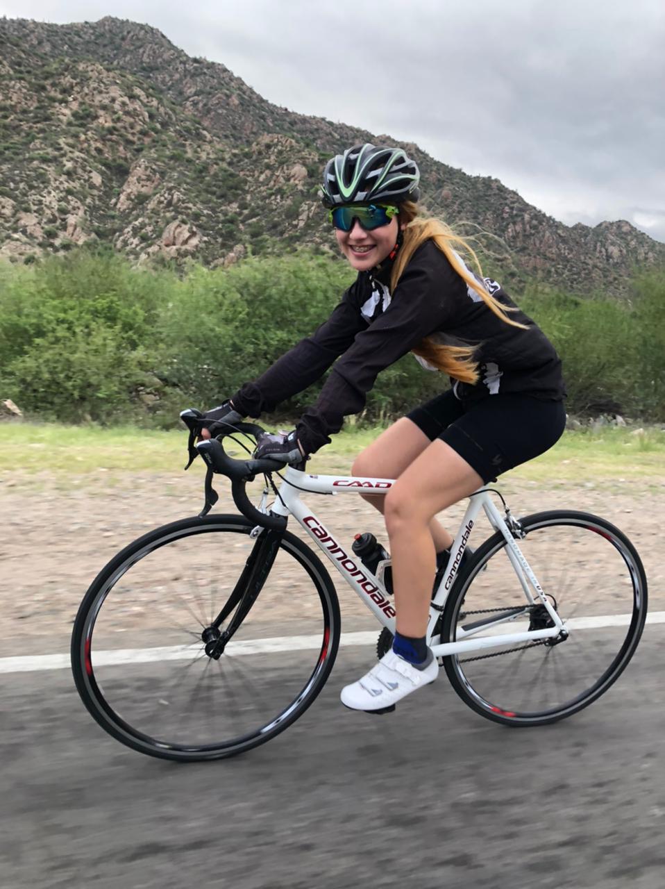 SIEMPRE FELIZ. Cuando practica ciclismo y cuando modela, Abril Alabarce (15 años) muestra su hermosa sonrisa.