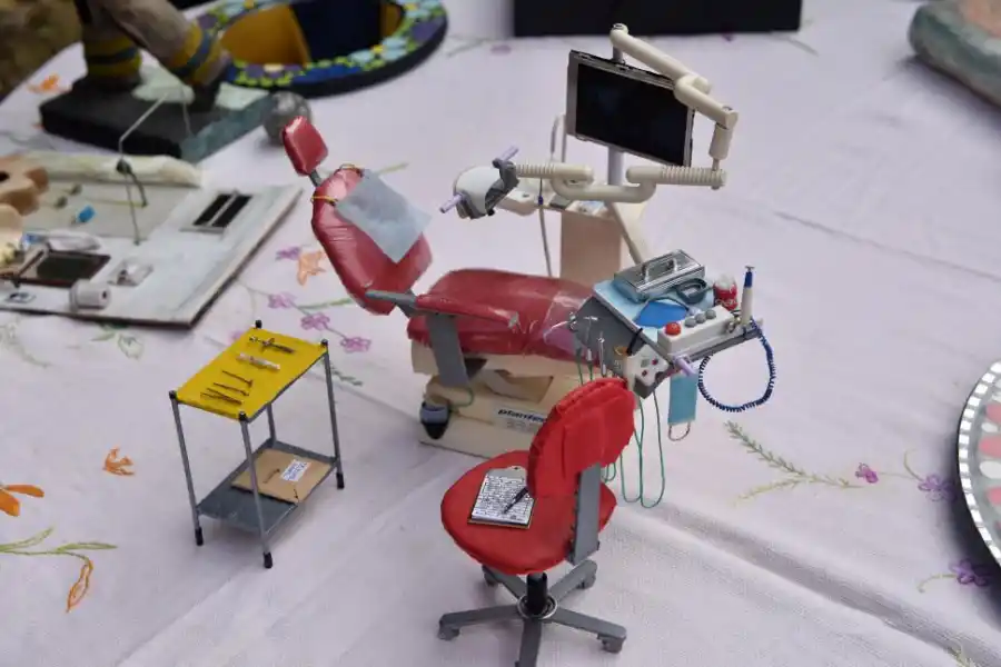 AUTÓMATAS. Carlos Ledesma los moldea a mano usando alambres, palitos y tapitas. 