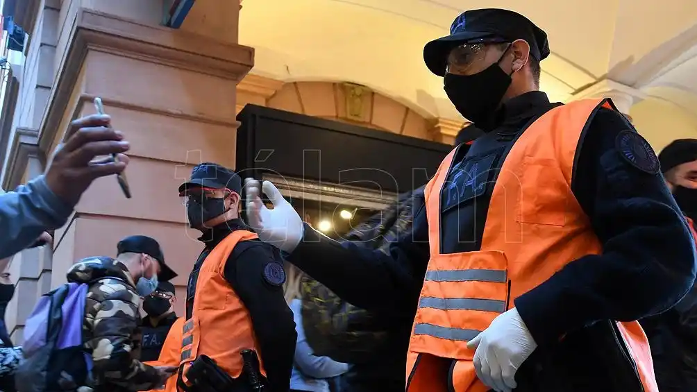 PERMISO DE CIRCULACION. Las medidas rigen desde la medianoche de este sábado. TELAM