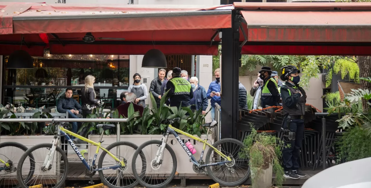 EN BARRIO NORTE. Policías dialogan con clientes de un bar para que acaten las restricciones. Foto de LA GACETA / Matías Quintana