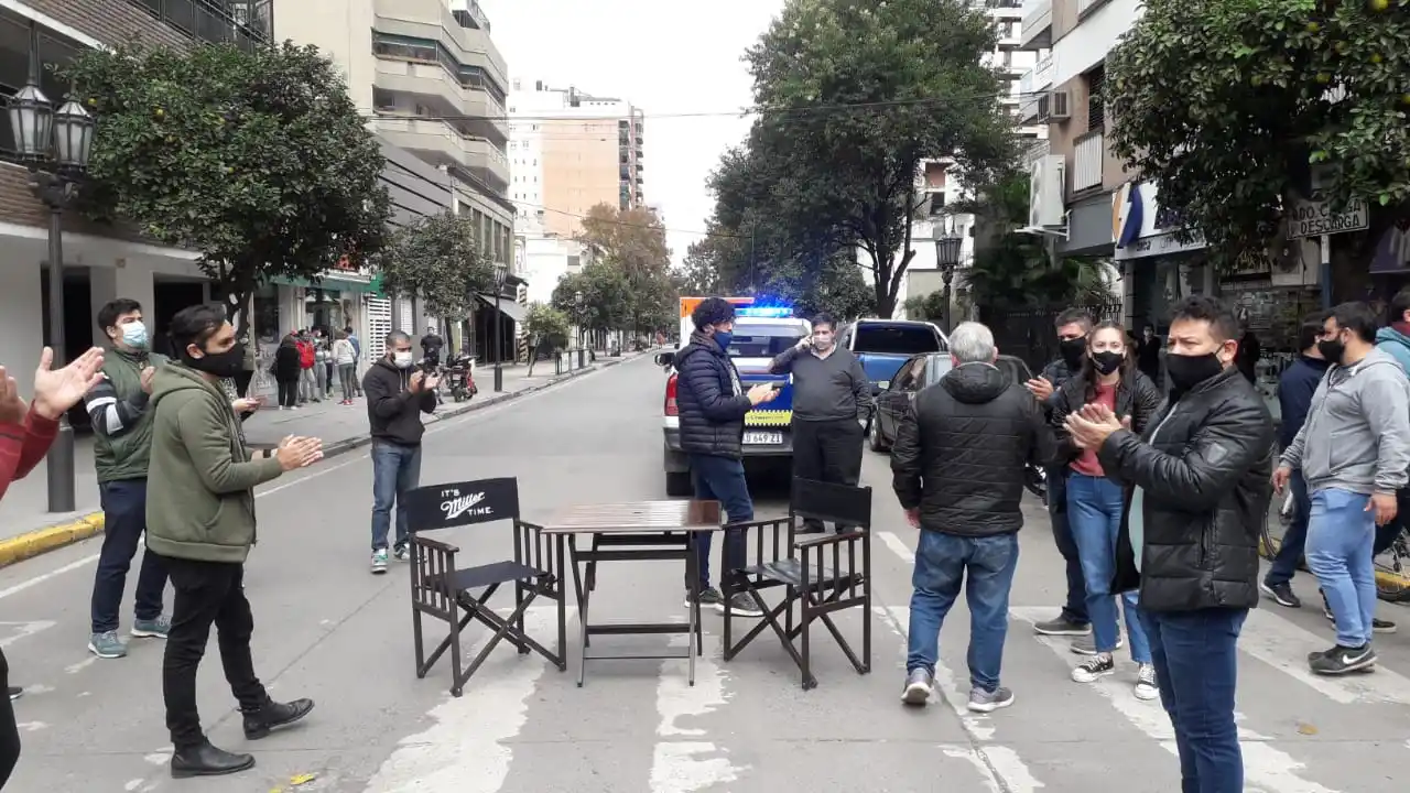 MANIFESTACIÓN. Los gastronómicos expresaron su rechazo a las nuevas medidas adoptadas por el Gobierno.