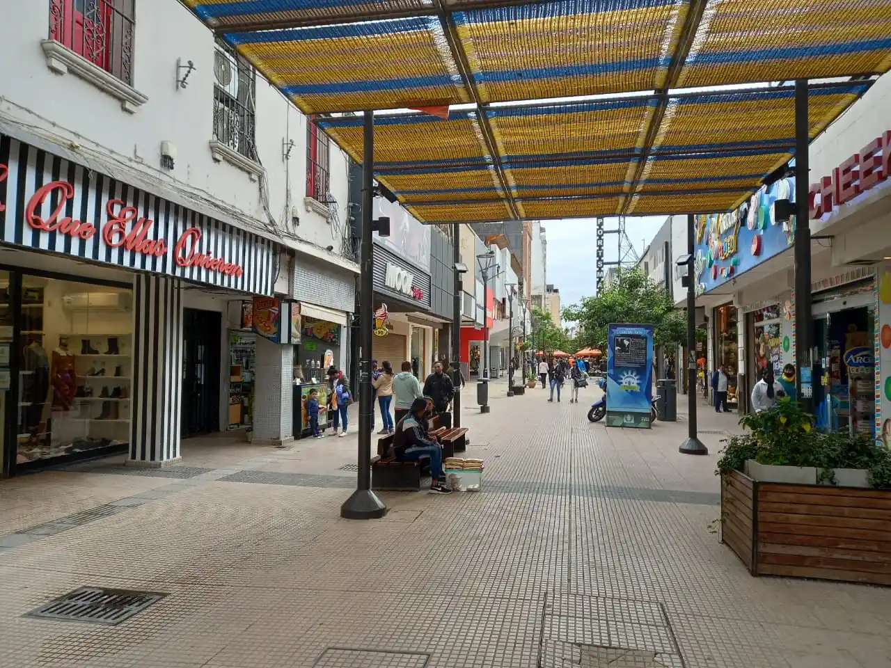 Pese a las restricciones, varios negocios y bares abrieron sus puertas