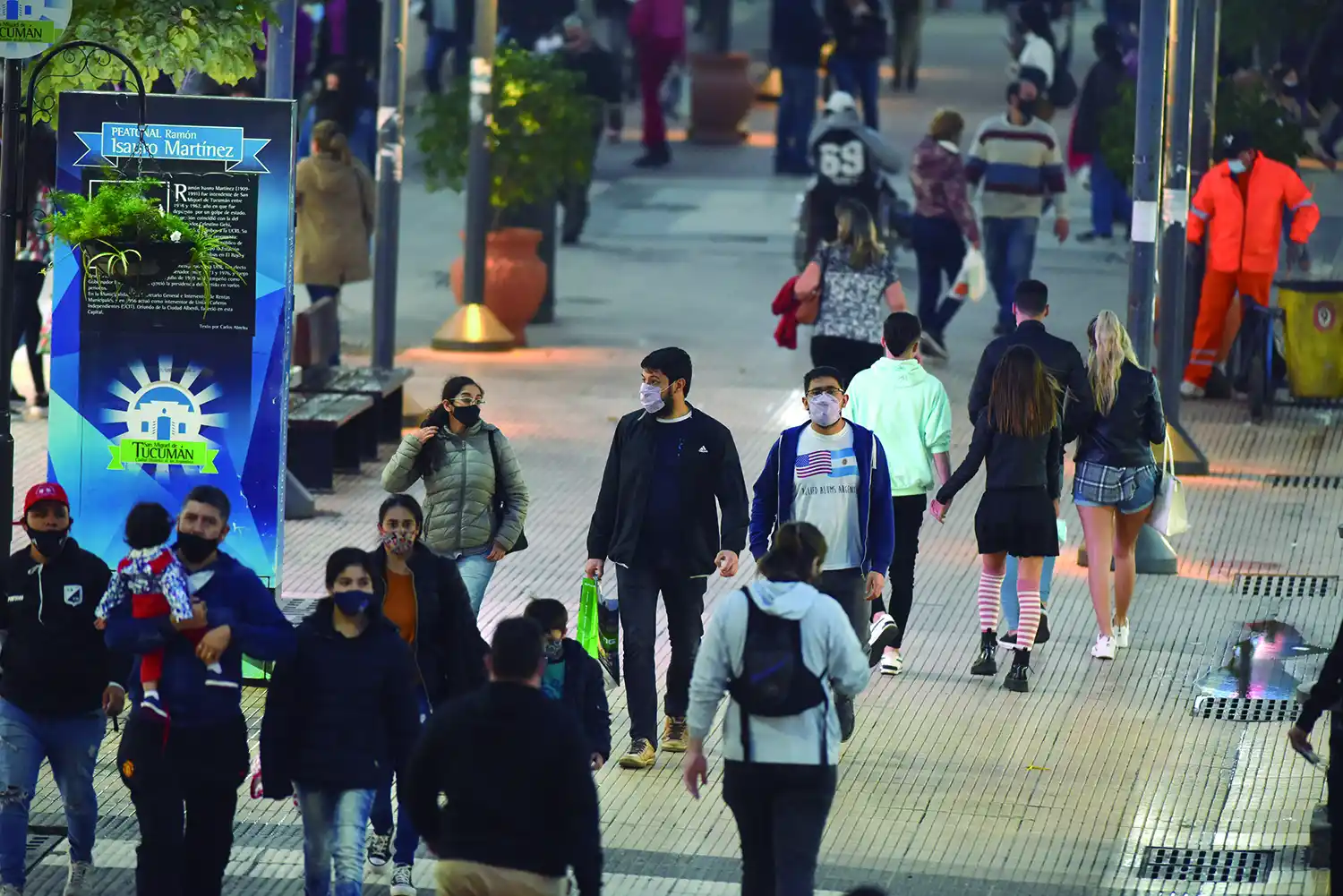 TRANSEÚNTES EJEMPLARES. El empleo de tapabocas tiene amplio acatamiento entre los que circulan por las peatonales del microcentro.