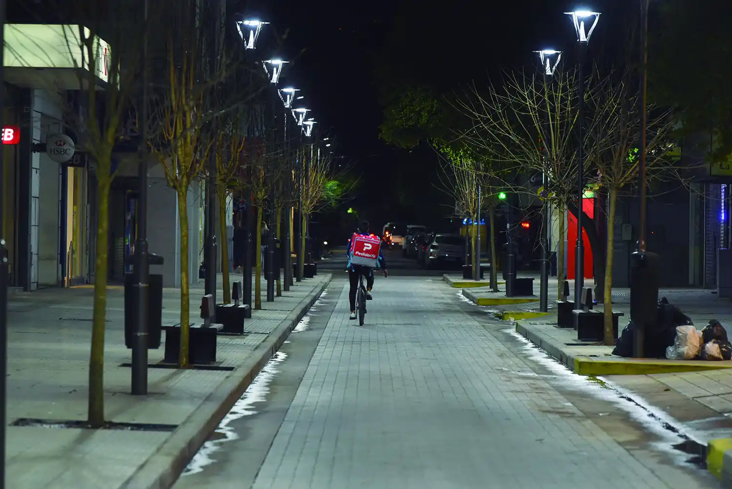 VUELVEN LOS DÍAS DE DELIVERY. Un cadete, en calle San Martín