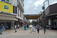 Pese a las restricciones, varios negocios y bares abrieron sus puertas