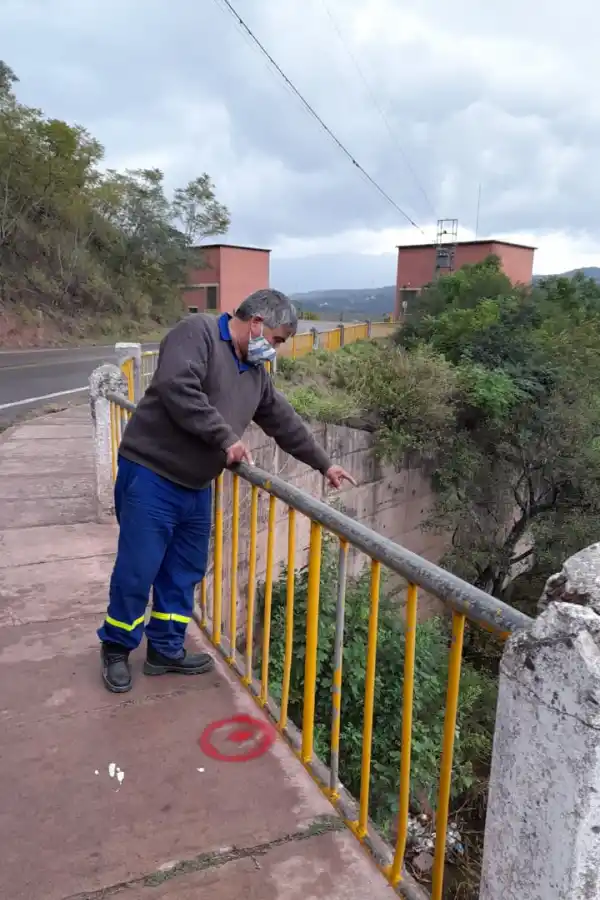 El Cadillal: saltaron desde la lancha para salvar a una mujer que estaba a punto de ahogarse
