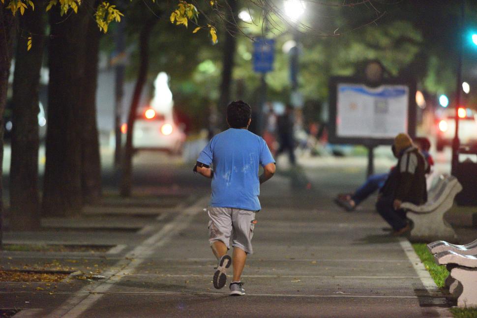 EL ÚLTIMO TROTE. Un corredor disfruta de la última tarde previa a la restricción en plaza Belgrano
