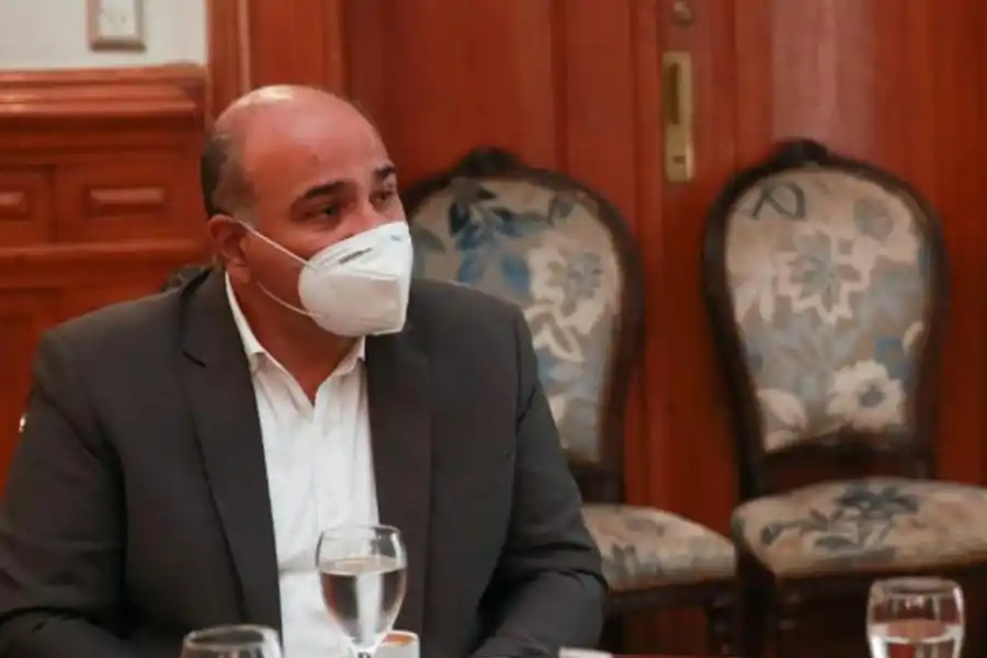 JORNADA DIFÍCIL. Manzur había solicitado a sus ministros “la adhesión total de Tucumán al DNU nacional”. 