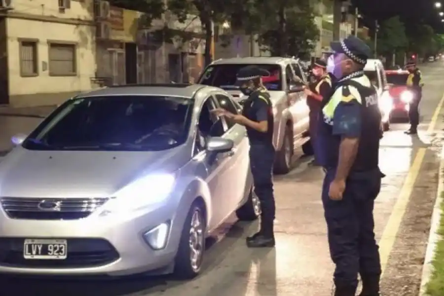 CONTROLES. La policía intensificará la presencia de no esenciales en los horarios no permitidos.