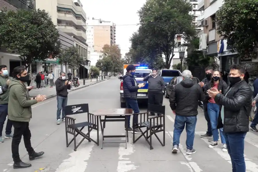 MANIFESTACIÓN. Los gastronómicos expresaron su rechazo a las nuevas medidas adoptadas por el Gobierno.