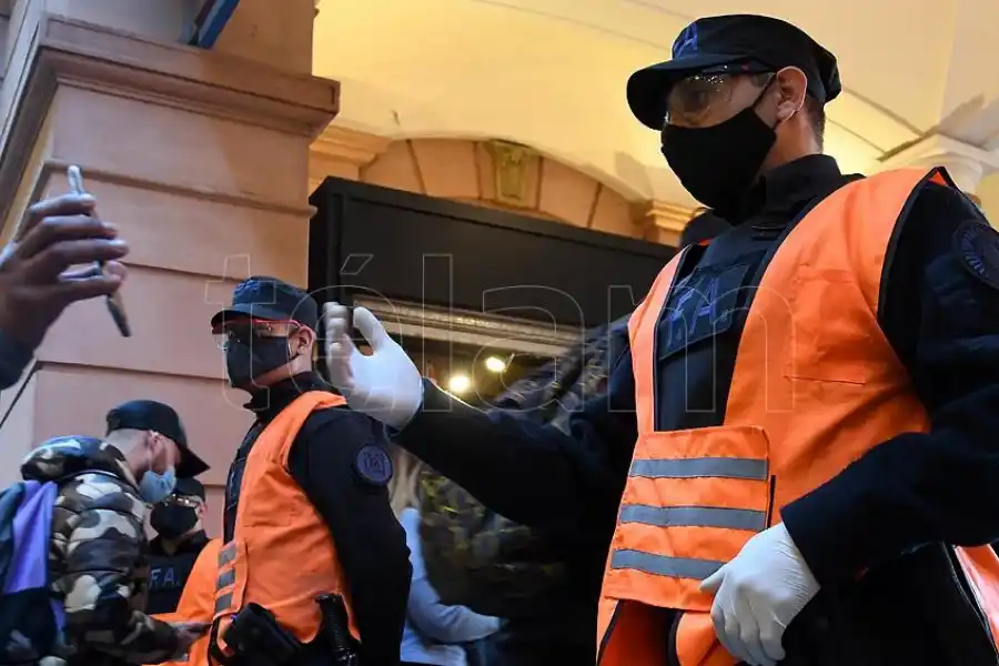 PERMISO DE CIRCULACION. Las medidas rigen desde la medianoche de este sábado. TELAM
