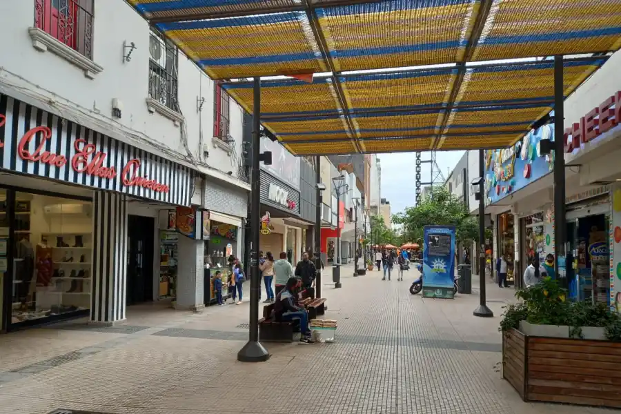 Pese a las restricciones, varios negocios y bares abrieron sus puertas