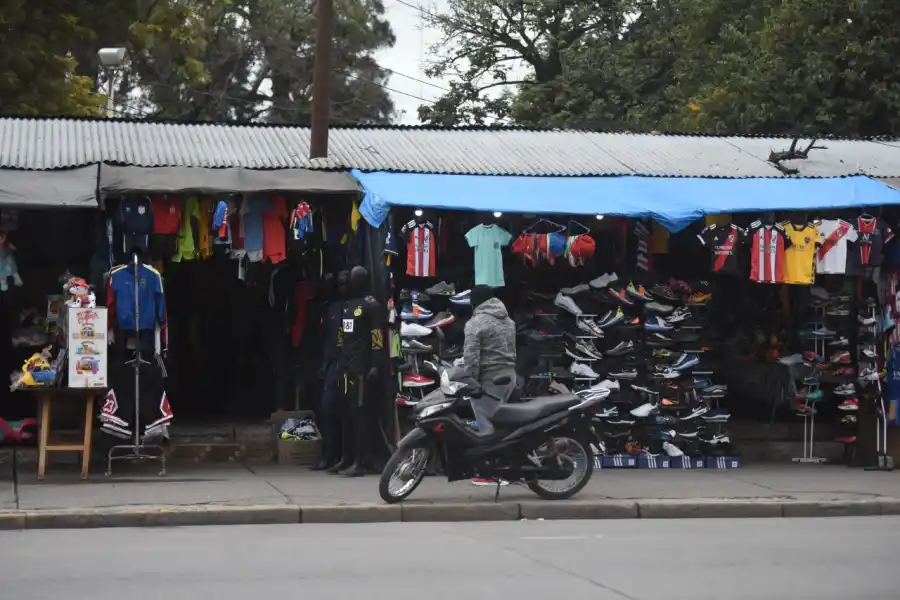 Pese a las restricciones, varios negocios y bares abrieron sus puertas