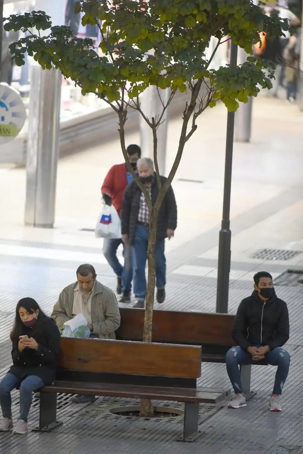 TRES VARIANTES EN UN DESCANSO. Sólo uno de los sentados usa barbijo y de manera correcta