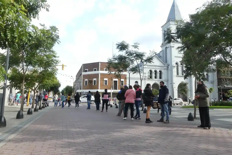 ORDENADOS. La cola en un banco en Concepción. Los clientes, con barbijos y respetando el distanciamiento