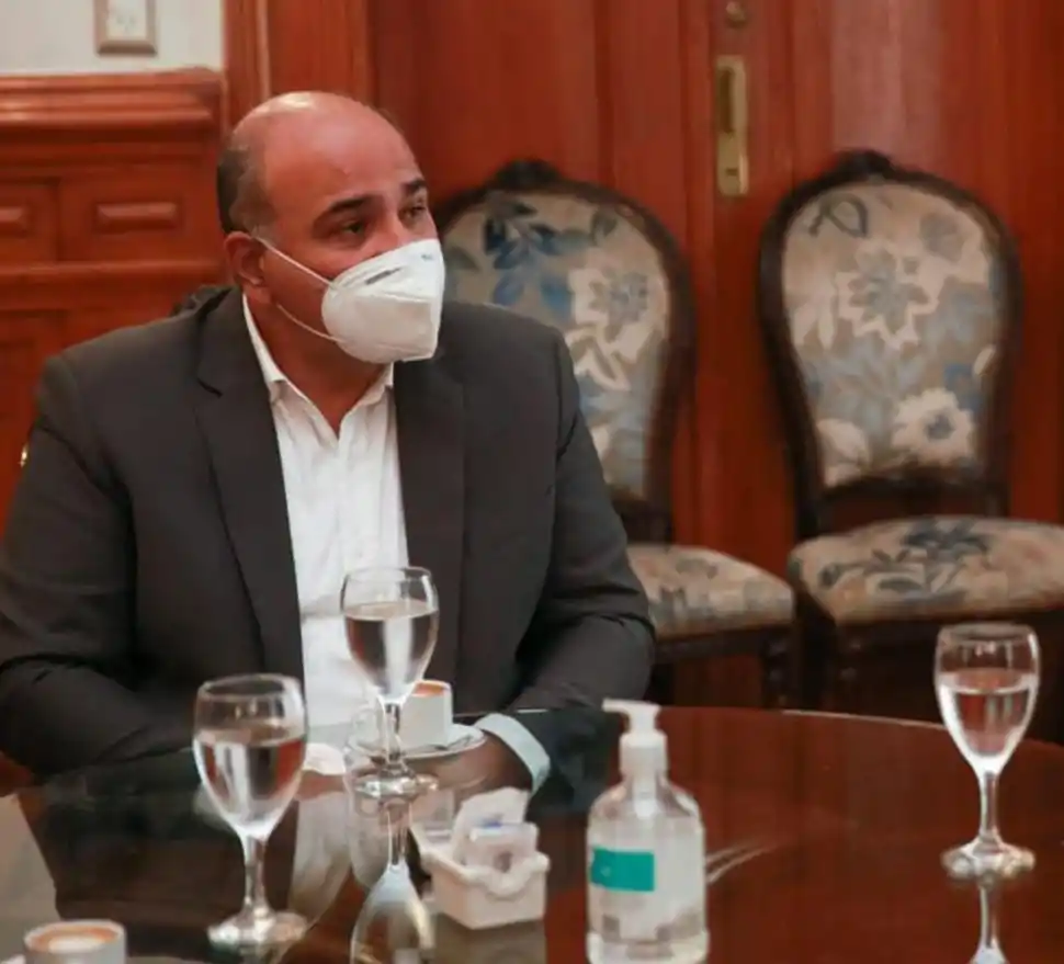 JORNADA DIFÍCIL. Manzur había solicitado a sus ministros “la adhesión total de Tucumán al DNU nacional”. 