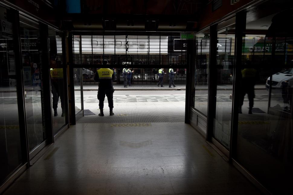 PATRULLAJES. La Policía se apostó frente a las galerías y recorrió el microcentro para advertir a los comerciantes que no podían abrir los locales. 