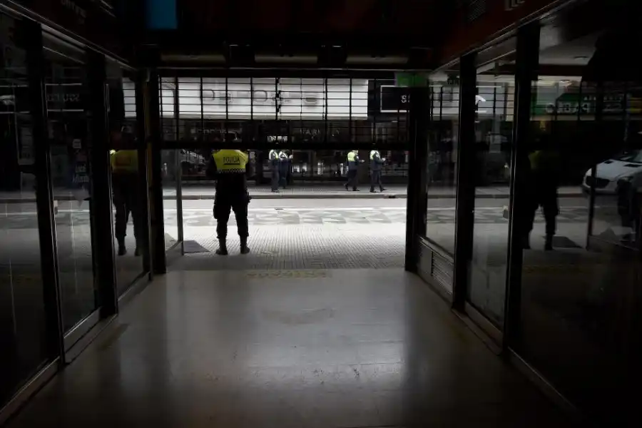 PATRULLAJES. La Policía se apostó frente a las galerías y recorrió el microcentro para advertir a los comerciantes que no podían abrir los locales. 