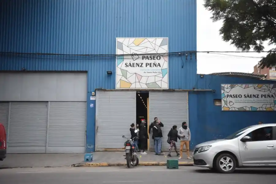 LA DUDA. Frente a El Bajo algunos de los feriantes no sabían si podían trabajar o mantener las puertas cerradas a los clientes.